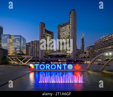Nathan Phillips Square et l'hôtel de ville au crépuscule au centre-ville de Toronto, Ontario Banque D'Images