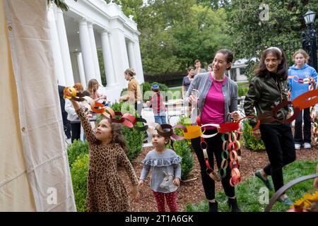 Le personnel de la Maison Blanche et leurs familles décorent une soukkah en l'honneur de la fête juive Soukot Vendredi 29 septembre 2023, devant l'entrée de l'aile est de la Maison Blanche (photo officielle de la Maison Blanche par Katie Ricks) Banque D'Images