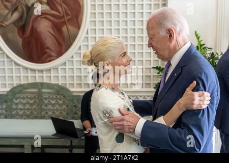 Le président Joe Biden accueille l'actrice et militante des droits des personnes handicapées Selma Blair et son Manager Troy Nankin dans la salle des palmiers, le lundi 2 octobre 2023, avant d'assister à une réception de l'Americans with Disabilities Act (ADA) sur la pelouse sud de la Maison Blanche. (Photo officielle de la Maison Blanche par Adam Schultz) Banque D'Images