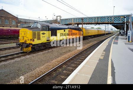 Moteur électrique diesel Colas Rail Freight 37421 à la gare de Doncaster Banque D'Images