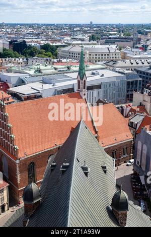 Vue à grand angle de Riga, Lettonie, de R GAS SV t P tera bazn ca avec SV t J a Eva liski luterisk bazn ca. Banque D'Images