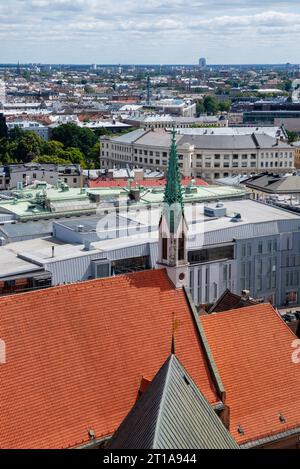 Vue à grand angle de Riga, Lettonie, de R GAS SV t P tera bazn ca avec SV t J a Eva liski luterisk bazn ca. Banque D'Images