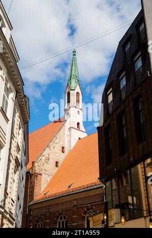 Scène de rue de Vecpils ta (vieille ville), Riga, Lettonie, avec SV t J a Eva liski luterisk bazn ca. Banque D'Images