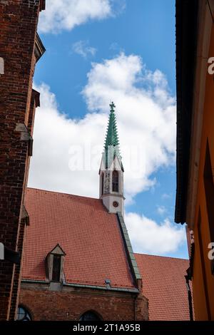 Scène de rue de Vecpils ta (vieille ville), Riga, Lettonie, avec SV t J a Eva liski luterisk bazn ca. Banque D'Images