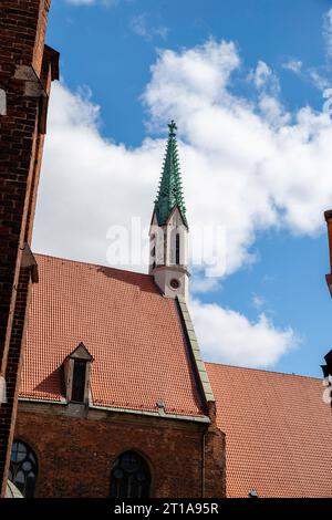 Scène de rue de Vecpils ta (vieille ville), Riga, Lettonie, avec SV t J a Eva liski luterisk bazn ca. Banque D'Images