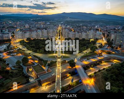 Vue aérienne nocturne de la ville d’Alba Iulia – entrée de la forteresse. Photo prise le 18 août 2023 à Alba Iulia, région de Transylvanie, Roumanie. Banque D'Images