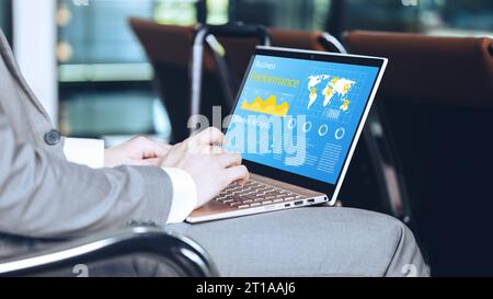 Entreprise sans fil travailler sur ordinateur portable Analyste écran de rapport de données d'entreprise affichant des statistiques, des graphiques et des graphiques infographiques récapitulatifs. Banque D'Images