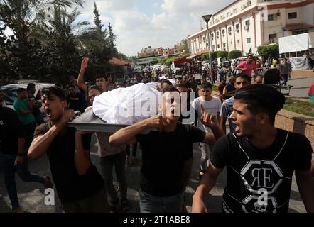 Rafah, Gaza. 11 octobre 2023. Les personnes en deuil portent les corps de la famille Abu al-Rish, tuée lors d’une frappe aérienne israélienne à Khan Yunis, dans le sud de la bande de Gaza, lors de leurs funérailles le jeudi 12 octobre 2023. Photo par Ismael Mohamad/UPI crédit : UPI/Alamy Live News Banque D'Images