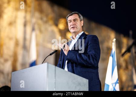 Munich, Allemagne. 12 octobre 2023. Markus Söder (CSU), ministre-président de Bavière, prend la parole lors d'un événement commémoratif organisé par la communauté juive de Munich et de haute-Bavière devant la synagogue principale de Munich, Ohel Jakob. L'événement commémoratif s'est déroulé sous la devise "deuil aux côtés d'Israël". Crédit : Matthias Balk/dpa/Alamy Live News Banque D'Images