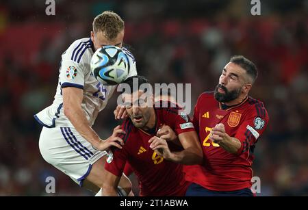 L'écossais Ryan Porteous (à gauche) affronte les Espagnols Mikel Merino (au centre) et Dani Carvajal lors du match de qualification de l'UEFA Euro 2024 du Groupe D à l'Estadio la Cartuja de Sevilla à Séville, Espagne. Date de la photo : jeudi 12 octobre 2023. Banque D'Images