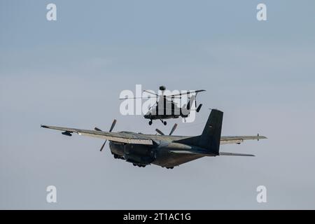 Un avion de transport Transall C-160 et un hélicoptère d'attaque Eurocopter Tiger de la Bundeswehr, Berlin, Allemagne Banque D'Images