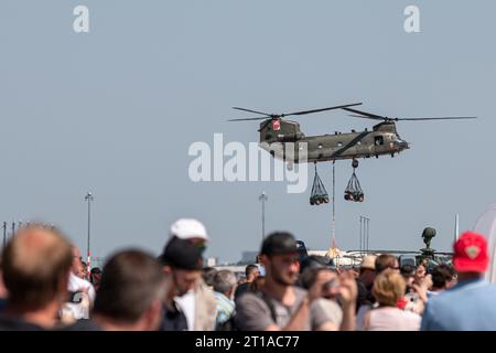Démonstration de la charge d'ailette d'hélicoptère de transport Boeing CH-47 Chinook de la Royal Air Force britannique à Berlin, en Allemagne Banque D'Images