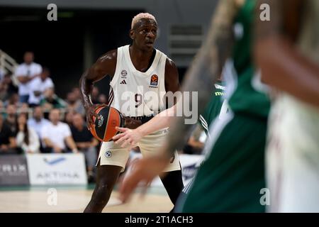 Athen, Grèce. 12 octobre 2023. Basket-ball : Euroleague, Panathinaikos Athens - FC Bayern München, main Round, Journée 2. Isaac Bonga du Bayern sur le ballon. Crédit : Yorgos Karahalis/dpa/Alamy Live News Banque D'Images