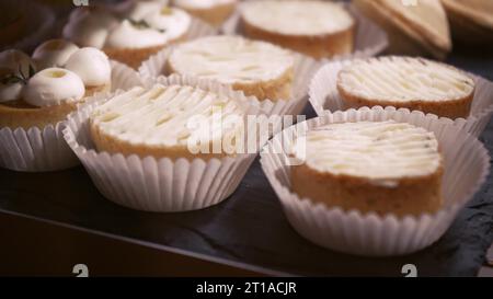 Cupcakes maison, pâtisseries. Muffins fraîchement préparés dans une assiette sur la table. Pâtisserie et vitrines. Vidéo 4k de haute qualité Banque D'Images