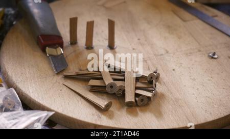 Le processus de fabrication de bougies parfumées à la maison. Usine pour la production de bougies. Une mèche de cerise qui crépite en brûlant. Le processus de coupe Banque D'Images