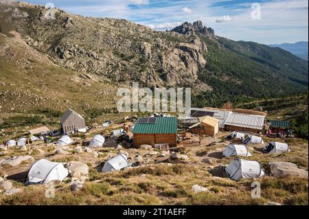 Refuge Asinau et bivouac avec les aiguilles de Bavella au loin, GR20, Corse, France Banque D'Images