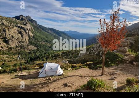 Tente isolée au bivouac du refuge Asinau, GR20, Corse, France Banque D'Images