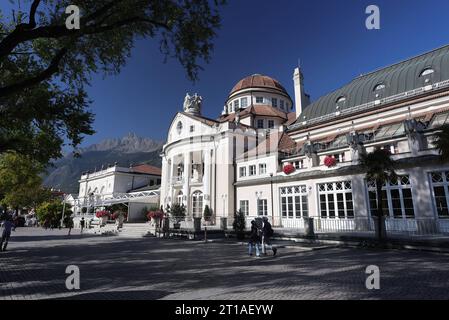 Italien, Südtirol 11. Oktober 2023 hier der Blick auf das bekannte Kurhaus Meran an der Kurpromenade, Meraner Land, Burggrafenamt, Wahrzeichen, wandern, spazieren, Tourismus *** Italie, Tyrol du Sud 11 octobre 2023 Voici la vue du célèbre Kurhaus Merano sur la promenade thermale, Meraner Land, Burggrafenamt, monument, randonnée, marche, tourisme crédit : Imago/Alamy Live News Banque D'Images