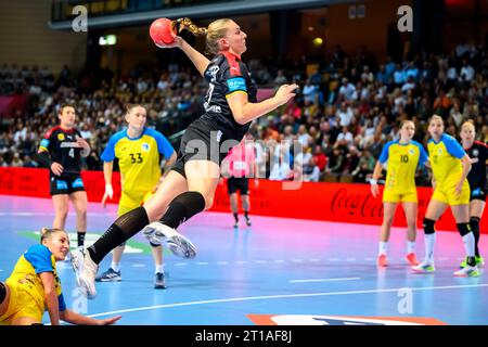 Wetzlar, Allemagne. 12 octobre 2023. Handball, femmes : qualification pour le Championnat d'Europe Allemagne vs Ukraine : Viola Leuchter d'Allemagne en action. Crédit : Marco Wolf/dpa/Alamy Live News Banque D'Images