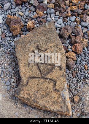 Sculpture sur roche de pétroglyphe, art par la culture hawaïenne antique à Puako, Hawaï, Grande île. Destination touristique archéologique sur la Grande île, Kona. Banque D'Images