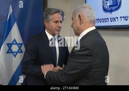 Tel Aviv, Israël. 12 octobre 2023. Le secrétaire d’État américain Antony Blinken (à gauche) rencontre le Premier ministre israélien Benjamin Netanyahu (à droite) à tel Aviv, Israël, le jeudi 12 octobre 2023. Le secrétaire d’État AMÉRICAIN Antony Blinken est arrivé jeudi en Israël pour exprimer sa solidarité avec le pays après une attaque surprise meurtrière du Hamas le week-end dernier. Photo du PM israélien Service de presse/ crédit : UPI/Alamy Live News Banque D'Images