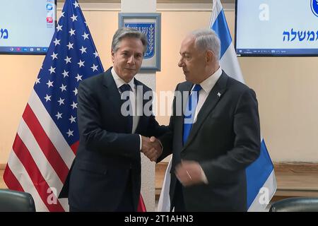 Tel Aviv, Israël. 12 octobre 2023. Le secrétaire d’État américain Antony Blinken (à gauche) rencontre le Premier ministre israélien Benjamin Netanyahu (à droite) à tel Aviv, Israël, le jeudi 12 octobre 2023. Le secrétaire d’État AMÉRICAIN Antony Blinken est arrivé jeudi en Israël pour exprimer sa solidarité avec le pays après une attaque surprise meurtrière du Hamas le week-end dernier. Photo du PM israélien Service de presse/ crédit : UPI/Alamy Live News Banque D'Images