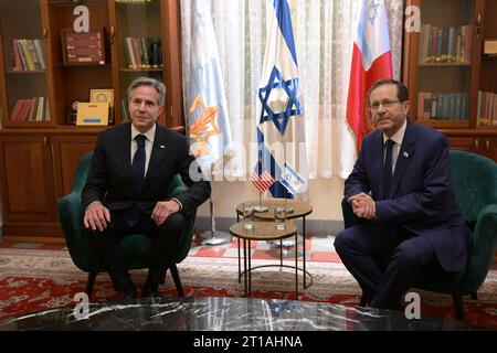 Tel Aviv, Israël. 12 octobre 2023. Le secrétaire d'État américain Antony Blinken (à gauche) rencontre le président israélien Isaac Herzog (à droite) à tel Aviv, en Israël, le jeudi 12 octobre 2023. Le secrétaire d’État AMÉRICAIN Antony Blinken est arrivé jeudi en Israël pour exprimer sa solidarité avec le pays après une attaque surprise meurtrière du Hamas le week-end dernier. Photo du PM israélien Service de presse/ crédit : UPI/Alamy Live News Banque D'Images