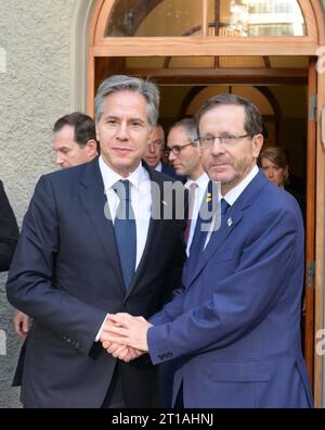 Tel Aviv, Israël. 12 octobre 2023. Le secrétaire d'État américain Antony Blinken (à gauche) rencontre le président israélien Isaac Herzog (à droite) à tel Aviv, en Israël, le jeudi 12 octobre 2023. Le secrétaire d’État AMÉRICAIN Antony Blinken est arrivé jeudi en Israël pour exprimer sa solidarité avec le pays après une attaque surprise meurtrière du Hamas le week-end dernier. Photo du PM israélien Service de presse/ crédit : UPI/Alamy Live News Banque D'Images