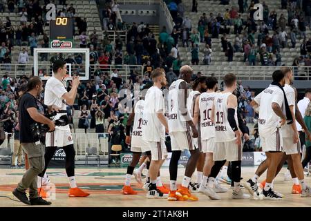 Athen, Grèce. 12 octobre 2023. Basket-ball : Euroleague, Panathinaikos Athens - FC Bayern München, main Round, Journée 2. Les joueurs de Munich quittent le terrain. Crédit : Yorgos Karahalis/dpa/Alamy Live News Banque D'Images