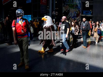 New York, États-Unis. 12 octobre 2023. Les cosplayers assistent au New York Comic con au Jacob K. Javits Center le jeudi 12 octobre 2023 à New York. Le New York Comic con est une convention annuelle des fans de New York dédiée aux bandes dessinées, romans graphiques, anime, manga, jeux vidéo, jouets, films et télévision. Il a eu lieu pour la première fois en 2006. Photo de John Angelillo/UPI crédit : UPI/Alamy Live News Banque D'Images