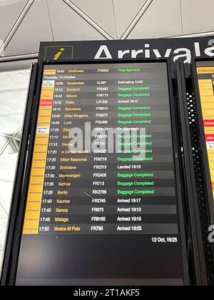 Le tableau des arrivées de l'aéroport de Stansted montre les vols affrétés privés d'Eliat vers le Royaume-Uni. Date de la photo : jeudi 12 octobre 2023. Banque D'Images