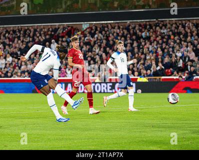 The City Ground, Nottingham, Royaume-Uni. 12 octobre 2023. Euro 2025 Group F qualifier football, Angleterre U21 contre Serbie U21 ; Noni Madueke, d'Angleterre, marque le but égalisateur à la 38e minute pour faire le score de 1-1 crédit : action plus Sports/Alamy Live News Banque D'Images