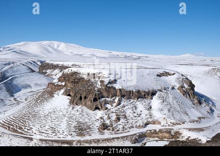 Paysage de collines enneigées et de grottes. Fond de collines enneigées en Turquie frontière avec l'Arménie. Banque D'Images