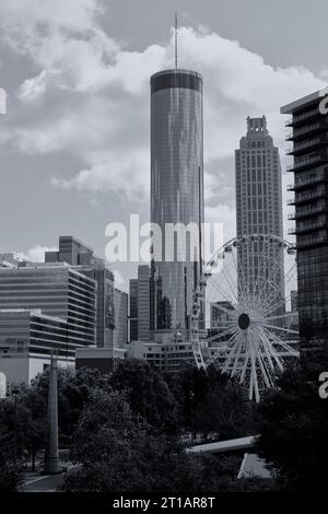 Skyview Atlanta à travers le Centennial Olympic Park Banque D'Images