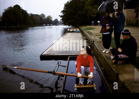 Apprendre à ramer, Université d'Oxford, Freshers week un nouvel étudiant apprend à ramer sur la rivière Cherwell. Oxford, Oxfordshire, Angleterre septembre 1990s. 1995 ROYAUME-UNI HOMER SOUI Banque D'Images