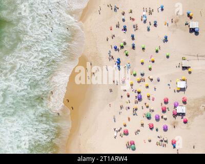 Vue aérienne de haut en bas des gens se relaxant et profitant de l'été à la plage d'Ipanema à Rio de Janeiro, Brésil. Banque D'Images