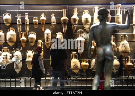 Alexandrie, Égypte. 12 octobre 2023. Les visiteurs regardent des artefacts exposés au Musée gréco-romain d'Alexandrie, en Égypte, le 12 octobre 2023. Le Premier ministre égyptien Mostafa Madbouly a rouvert mercredi le Musée gréco-romain dans la ville côtière du nord d'Alexandrie. Créé en 1891, le musée a été fermé en 2005 pour rénovation, selon un communiqué publié par le cabinet égyptien. Crédit : Ahmed Gomaa/Xinhua/Alamy Live News Banque D'Images