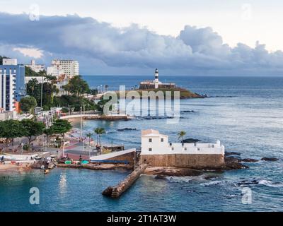 Vue aérienne du phare historique de Barra et du fort de Santa Maria sur la côte de Salvador da Bahia, Brésil. Banque D'Images