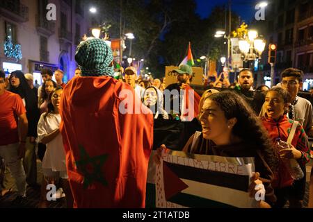 Barcelone, Barcelone, Espagne. 12 octobre 2023. Des dizaines de personnes manifestent en faveur de la Palestine et contre le génocide israélien mené par Benjamin Netanyahu. (Image de crédit : © Marc Asensio Clupes/ZUMA Press Wire) USAGE ÉDITORIAL SEULEMENT! Non destiné à UN USAGE commercial ! Banque D'Images