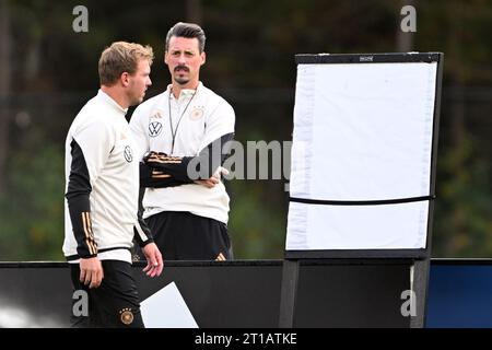 Foxborough, États-Unis. 12 octobre 2023. L'entraîneur national allemand Julian Nagelsmann (à gauche) et son co-entraîneur Sandro Wagner en action pendant l'entraînement. L’Allemagne affrontera les USA à Hartford samedi (14.10.2023). Crédit : Federico Gambarini/dpa/Alamy Live News Banque D'Images