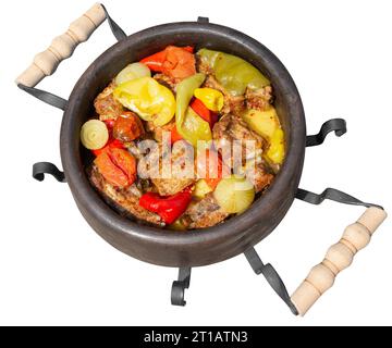 Plat traditionnel des Balkans. Sac. viande cuite au four avec des légumes. isolé sur fond blanc Banque D'Images