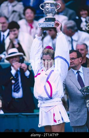 Monica Seles (YUG) remporte le simple féminin à l'Open de France 1990. Banque D'Images