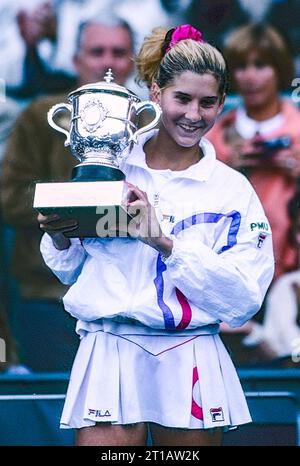 Monica Seles (YUG) remporte le simple féminin à l'Open de France 1990. Banque D'Images