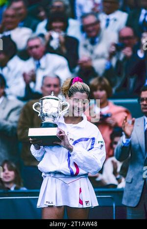 Monica Seles (YUG) remporte le simple féminin à l'Open de France 1990. Banque D'Images