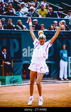 Monica Seles (YUG) remporte le simple féminin à l'Open de France 1990. Banque D'Images