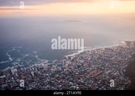 Cape Town, Afrique du Sud, 29 mars 2023. La vue sur la ville et l'océan Atlantique depuis le sommet de Lion's Head au lever du soleil. Banque D'Images