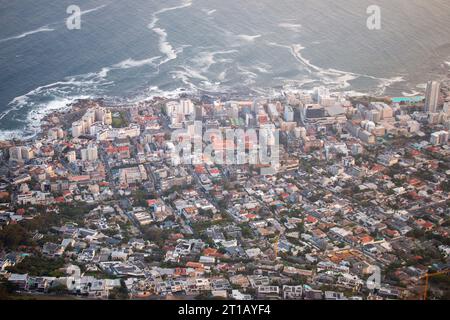 29 mars 2023, Cape Town, Afrique du Sud. La vue du Cap depuis le sommet de la tête de lion au lever du soleil. Banque D'Images