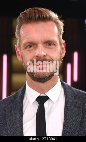 Kabarettist und Autor Florian Schroeder zu Gast in der WDR Talkshow Kölner Treff *** artiste de cabaret et auteur Florian Schroeder en tant qu'invité sur le WDR talk show Kölner Treff Credit : Imago/Alamy Live News Banque D'Images