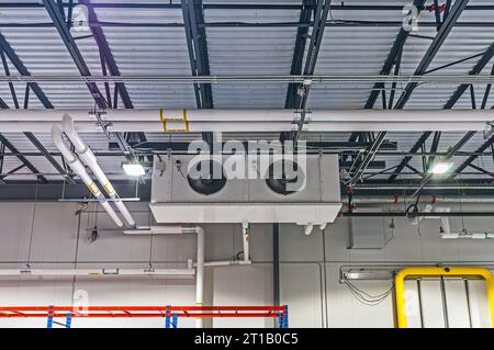 Ventilateur d'évaporateur de réfrigération industriel à deux ventilateurs dans un entrepôt de stockage à froid à cycle d'ammoniac. Banque D'Images