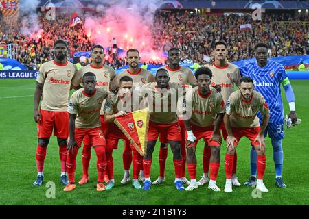 Joueurs de RC Lens avec Kevin Danso (4) de RC Lens, Facundo Medina (14) de RC Lens, Jonathan Gradit (24) de RC Lens, Salis Abdul Samed (6) de RC Lens, Florian Sotoca (7) de RC Lens, Brice Samba (30) de RC Lens, Nampalys Mendy (26) de RC Lens, Przemyslaw Frankowski (29) de RC Lens, Deiver Machado (3) de RC Lens, Elye Wahi (9 ans) du RC Lens et Adrien Thomasson (28 ans) du RC Lens posent pour une photo d'équipe lors du match de l'UEFA Champions League 2 dans le groupe B lors de la saison 2023-2024 entre le Racing Club de Lens et l'Arsenal FC le 3 octobre 2023 à Lens, France. (Photo de David Catry/Sportpix ) Banque D'Images